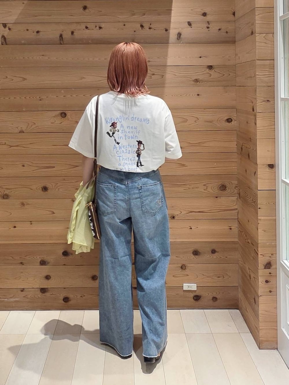 その他のショルダーバッグ、イエロー系のシャツ/ブラウス、ブラック系のサンダルを着用したレディースの夏コーディネートの3枚目の写真