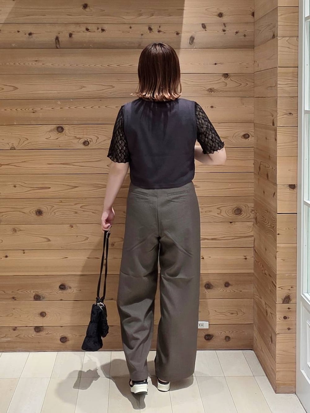 ブラウン系のその他パンツ、ブラック系のTシャツ/カットソー、ブラック系のサンダルを着用したレディースの夏コーディネートの3枚目の写真
