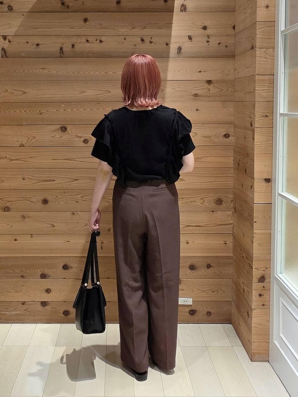 ブラック系のトートバッグ、ブラウン系のその他パンツ、ブラック系のTシャツ/カットソーを着用したレディースの夏コーディネートの3枚目の写真