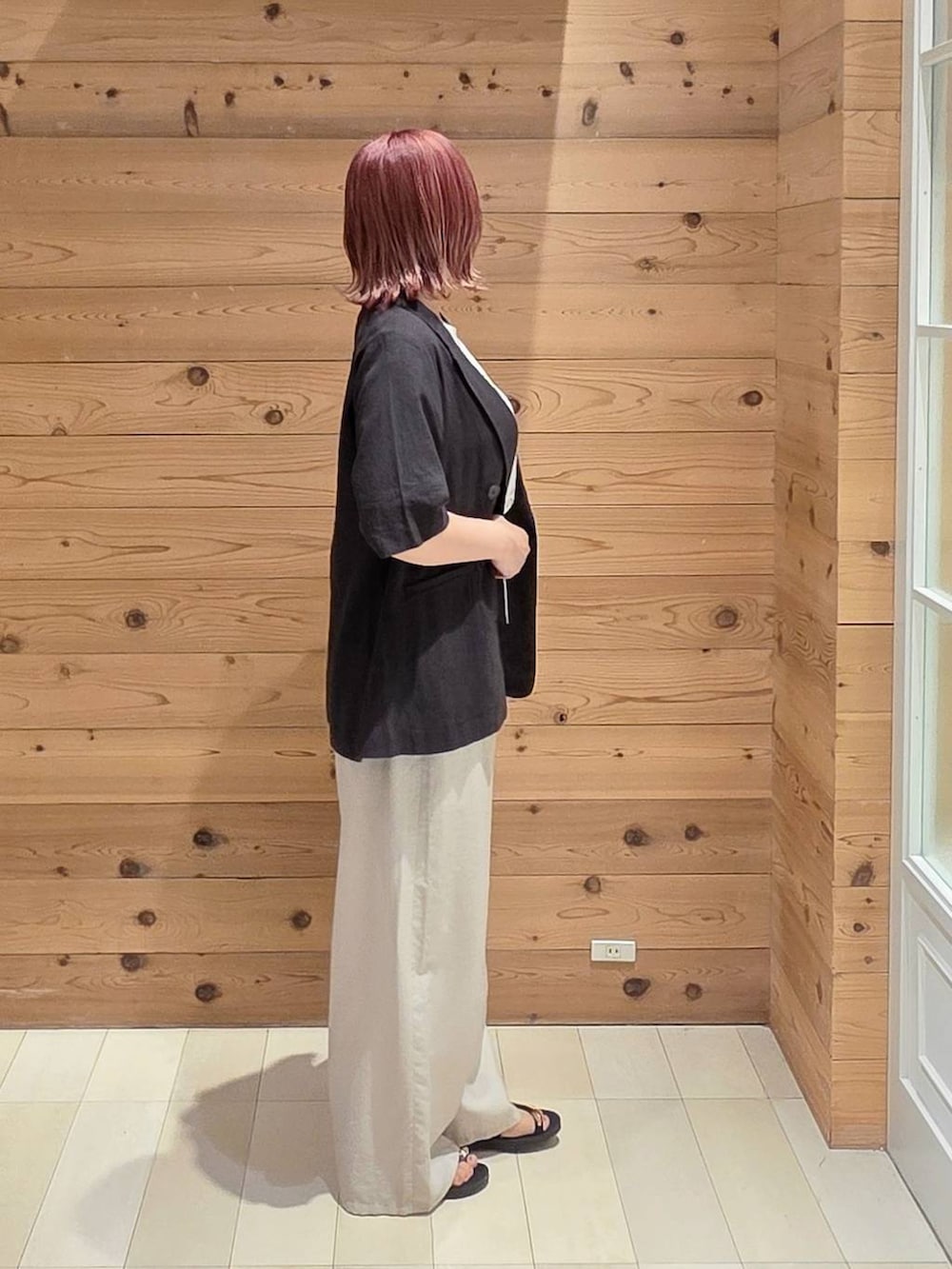 グレー系のテーラードジャケット、ベージュ系のその他パンツ、ホワイト系のTシャツ/カットソーを着用したレディースの夏コーディネートの2枚目の写真