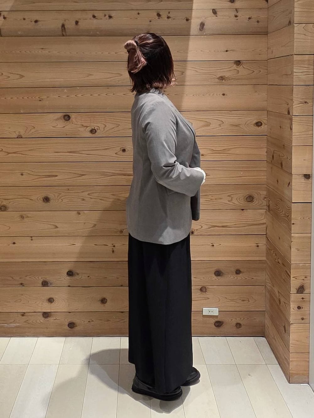 ブラック系のローファー、ブラック系のショルダーバッグ、ホワイト系のTシャツ/カットソーを着用したレディースの春コーディネートの2枚目の写真