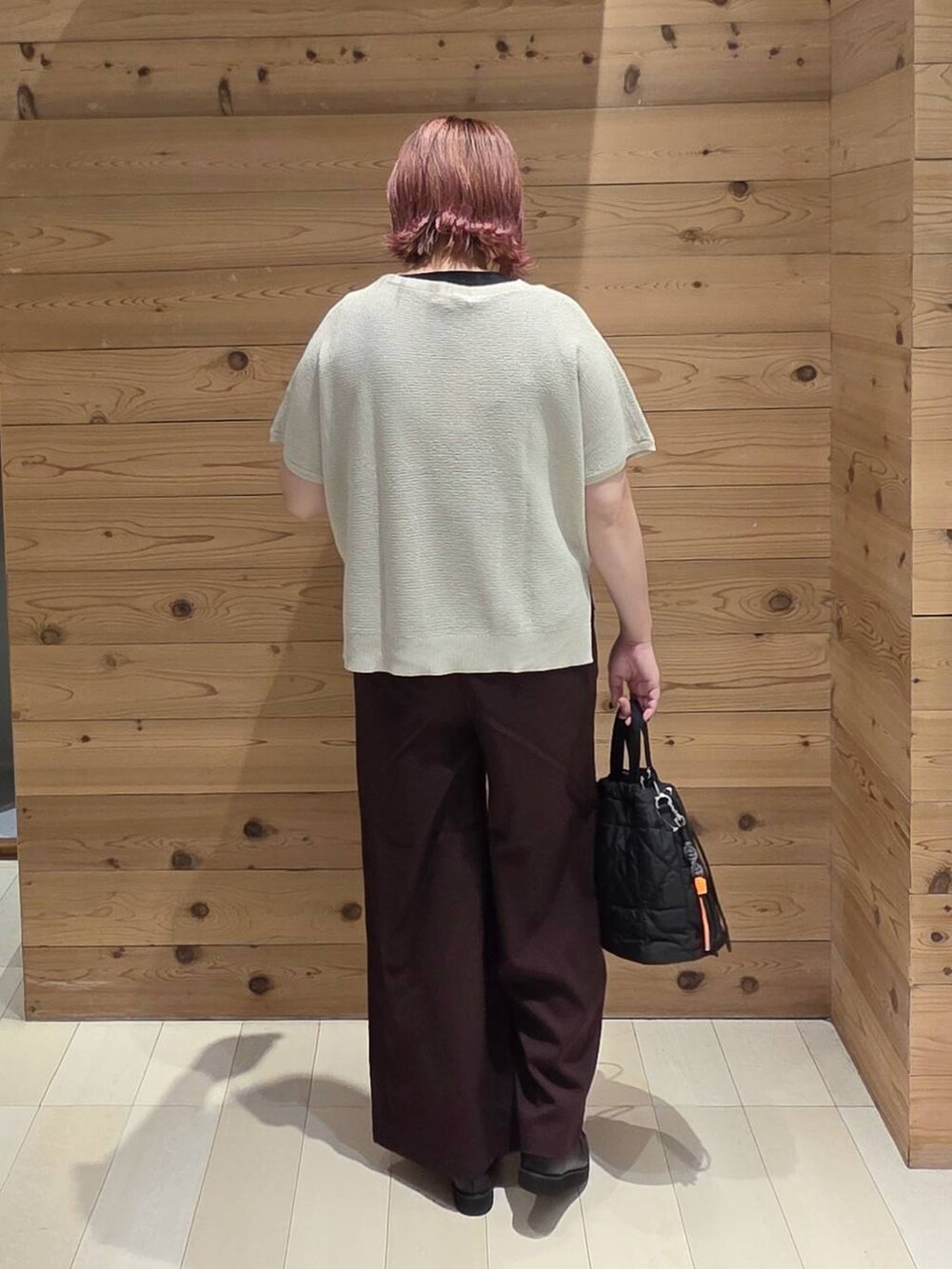 ブラック系のローファー、ブラック系のタンクトップ、ベージュ系のニット/セーターを着用したレディースの秋コーディネートの3枚目の写真