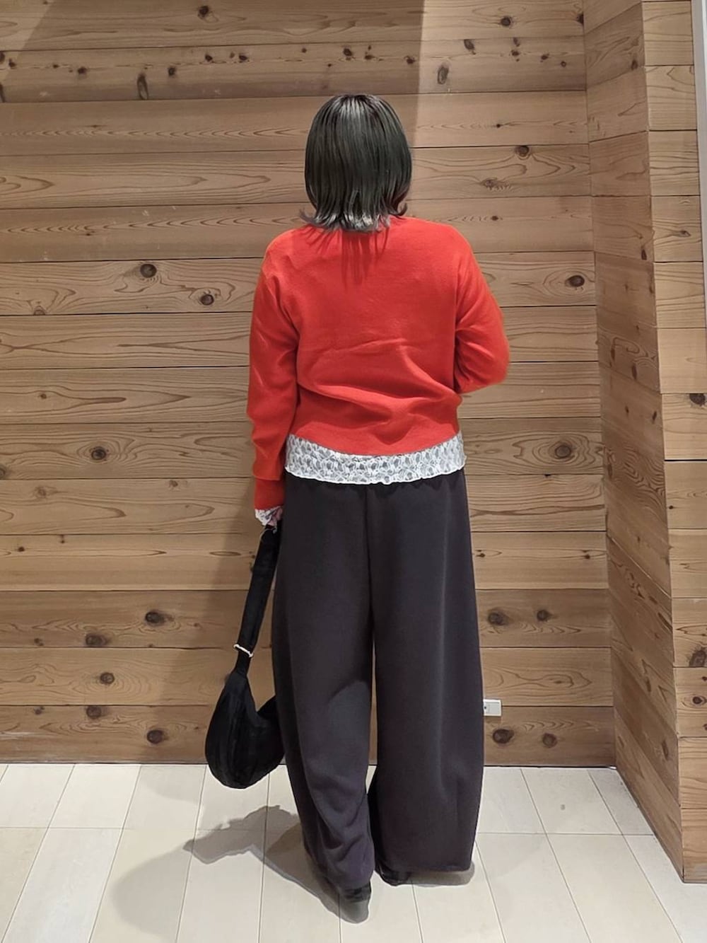 ブラック系のバレエシューズ、ホワイト系のTシャツ/カットソー、ブラック系のその他パンツを着用したレディースの秋コーディネートの3枚目の写真