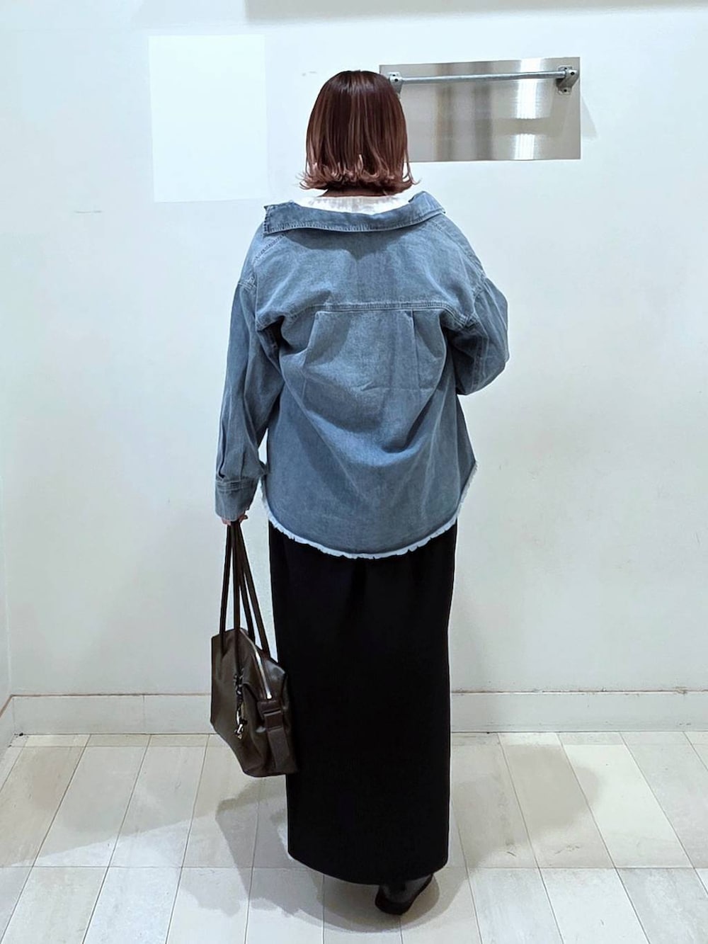 ブラック系のローファー、ブラウン系のボストンバッグ、ホワイト系のTシャツ/カットソーを着用したレディースの春コーディネートの3枚目の写真