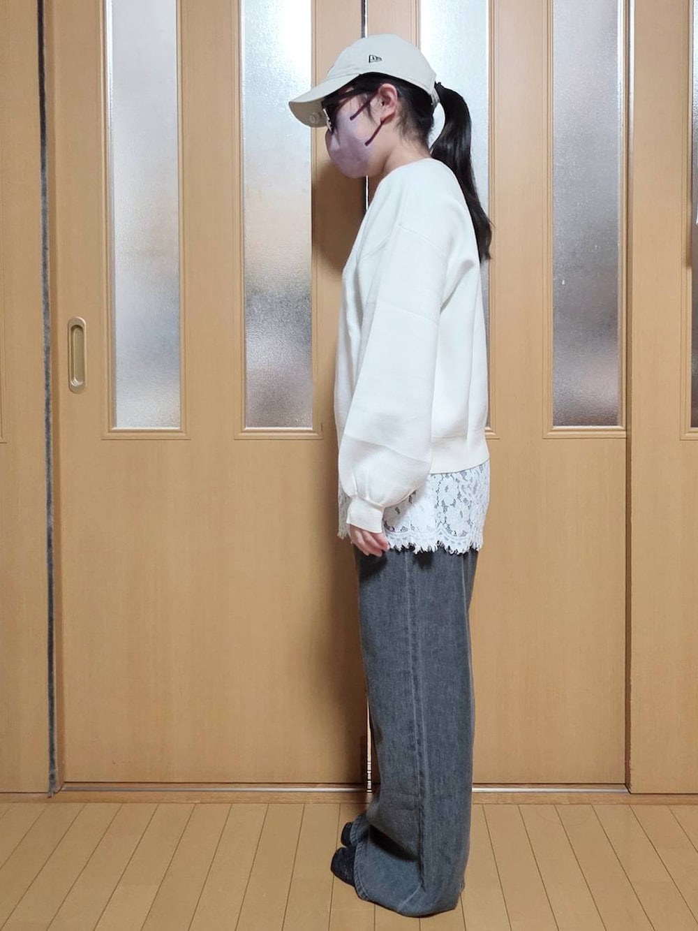 ホワイト系のTシャツ/カットソー、ホワイト系のカーディガン/ボレロ、ブラック系のつなぎ/オールインワンを着用したキッズの冬コーディネートの2枚目の写真