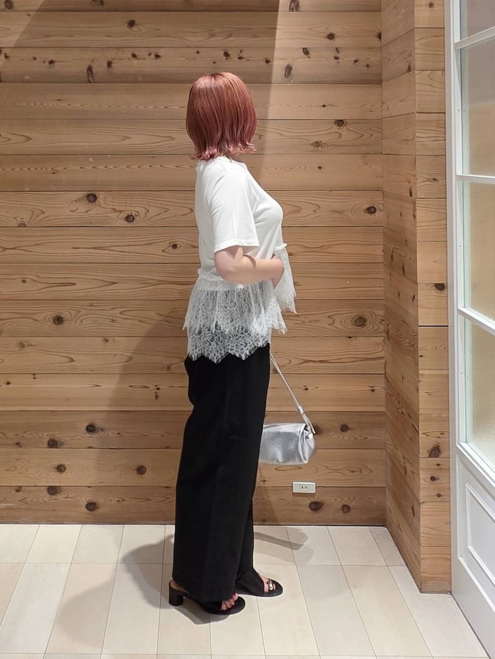 シルバー系のショルダーバッグ、ブラック系のその他パンツ、ブラック系のサンダルを着用したレディースの夏コーディネートの2枚目の写真