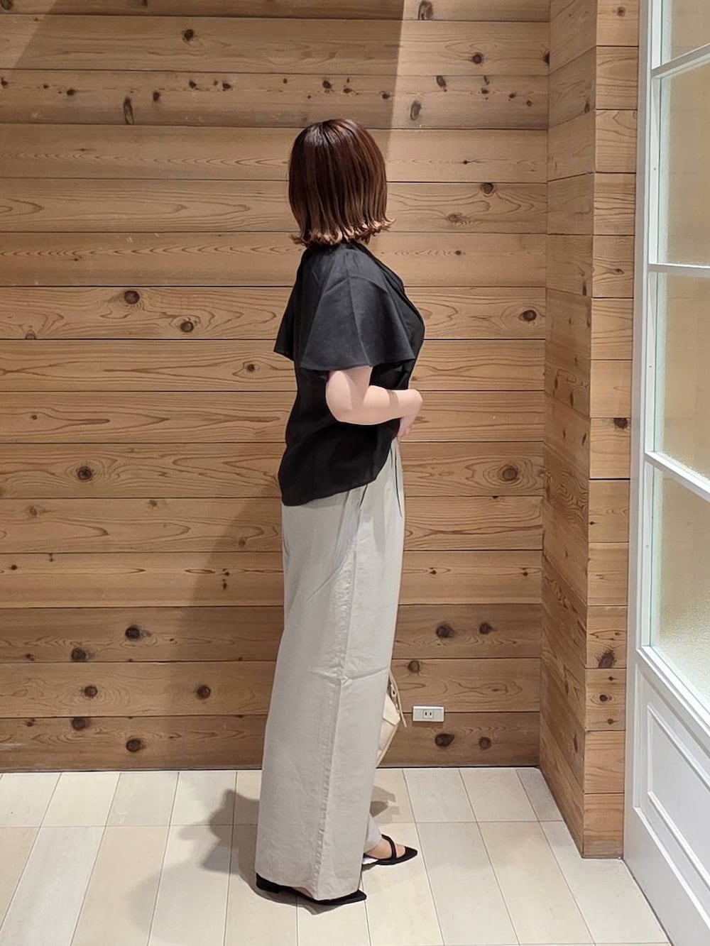 ブラック系のシャツ/ブラウス、ベージュ系のその他パンツ、ホワイト系のタンクトップを着用したレディースの夏コーディネートの2枚目の写真