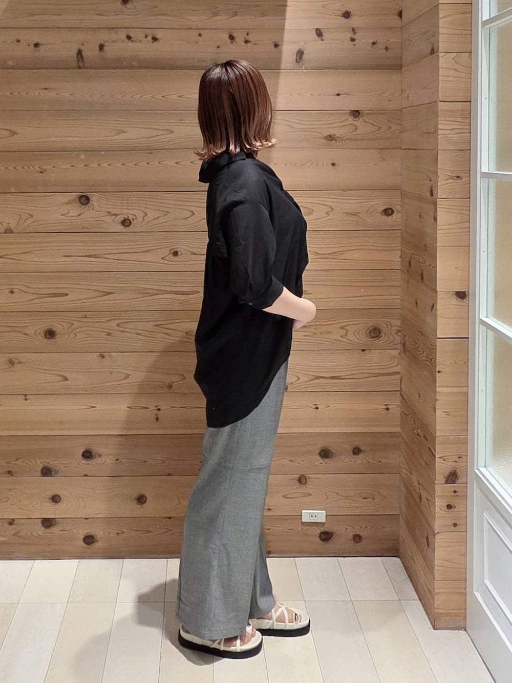 グレー系のその他パンツ、ホワイト系のタンクトップ、ブラック系のボディバッグ/ウエストポーチを着用したレディースの夏コーディネートの2枚目の写真