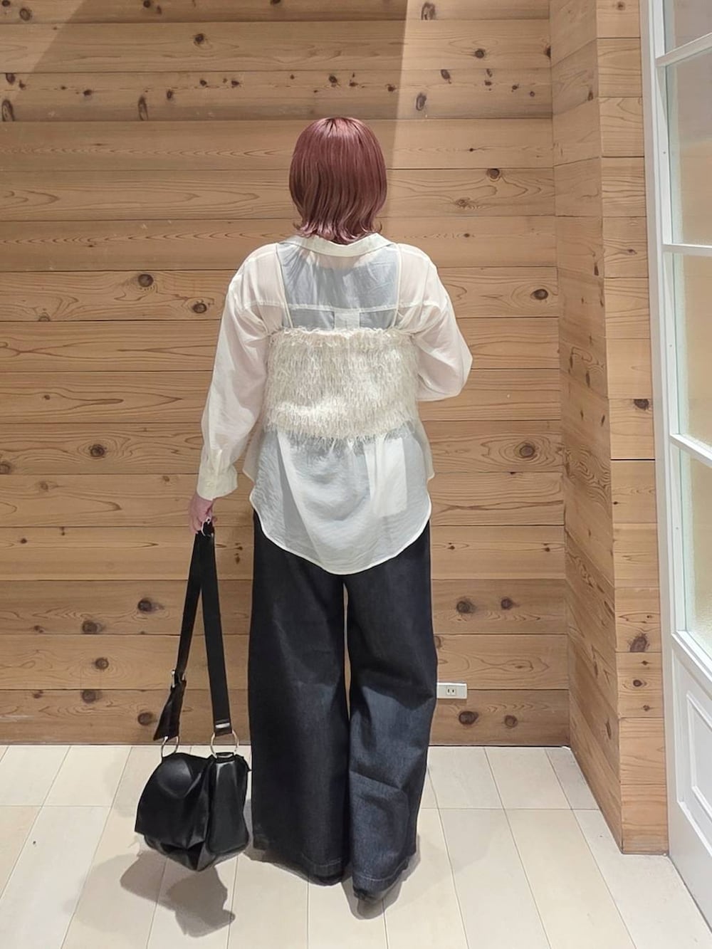 ブラック系のバレエシューズ、ホワイト系のシャツ/ブラウス、ブラック系のショルダーバッグを着用したレディースの夏コーディネートの3枚目の写真