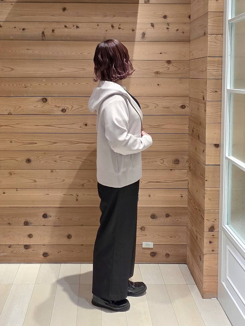 シルバー系のショルダーバッグ、ブラック系のローファー、ホワイト系のTシャツ/カットソーを着用したレディースの春コーディネートの2枚目の写真