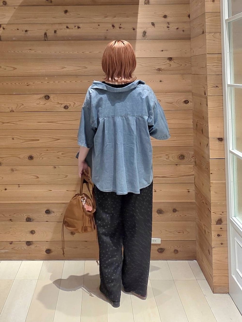 ベージュ系のハンドバッグ、その他のその他パンツ、ブラック系のタンクトップを着用したレディースの夏コーディネートの3枚目の写真