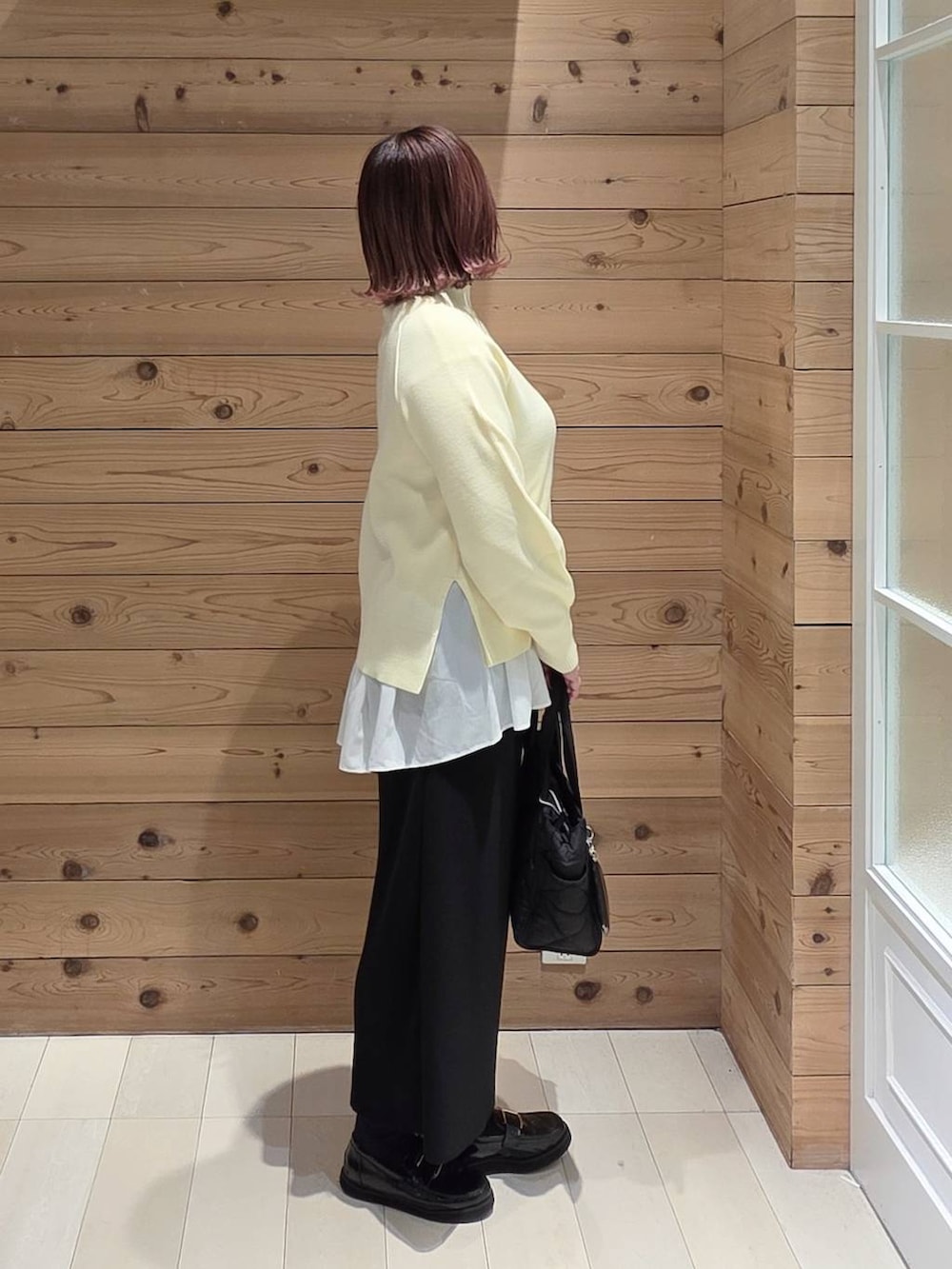 ブラック系のローファー、ブラック系のトートバッグ、ホワイト系のTシャツ/カットソーを着用したレディースの冬コーディネートの2枚目の写真