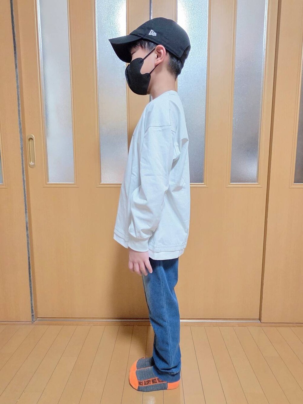 ブルー系のデニムパンツ、グレー系のTシャツ/カットソー、ブラック系のキャップを着用したキッズの秋コーディネートの2枚目の写真