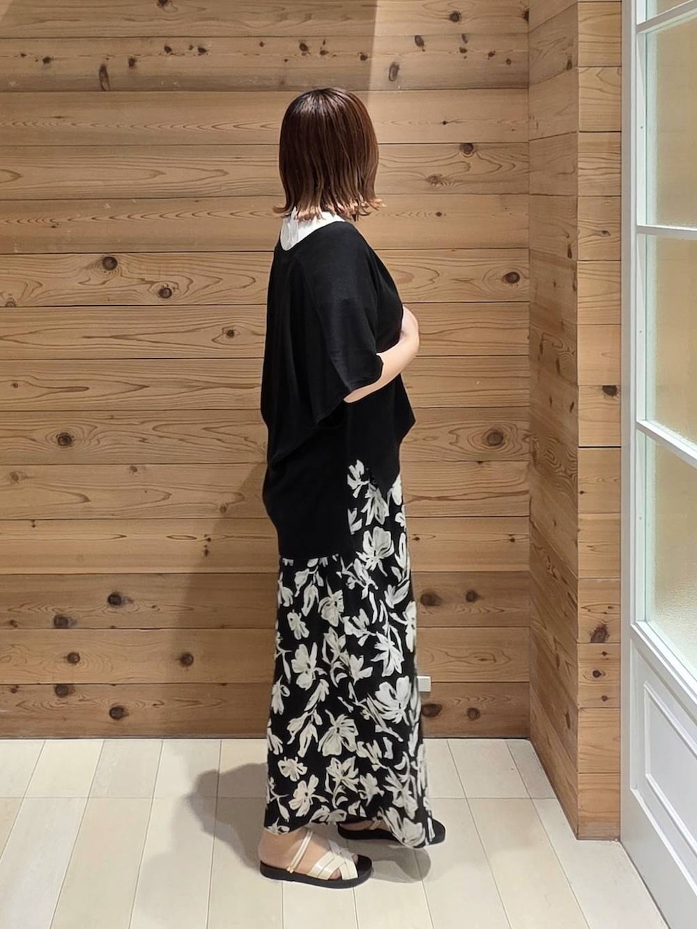 ブラック系のカーディガン/ボレロ、ホワイト系のタンクトップ、ブラック系のボストンバッグを着用したレディースの夏コーディネートの2枚目の写真