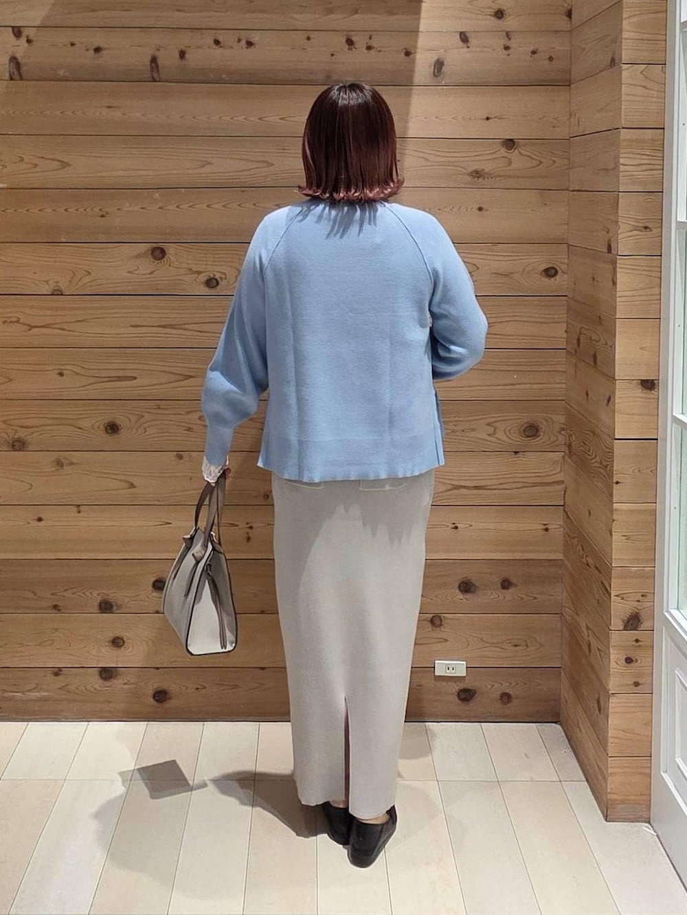 ブラック系のローファー、ホワイト系のショルダーバッグ、ホワイト系のTシャツ/カットソーを着用したレディースの冬コーディネートの3枚目の写真