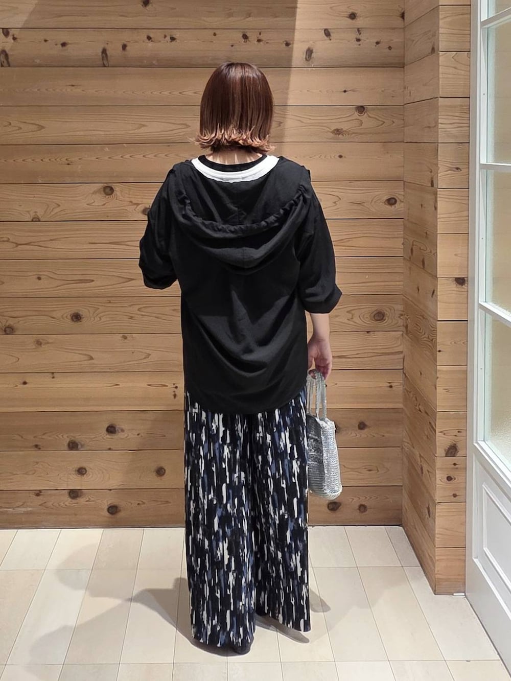 ブラック系のバレエシューズ、ブルー系のその他パンツ、ブラック系のシャツ/ブラウスを着用したレディースの春コーディネートの3枚目の写真