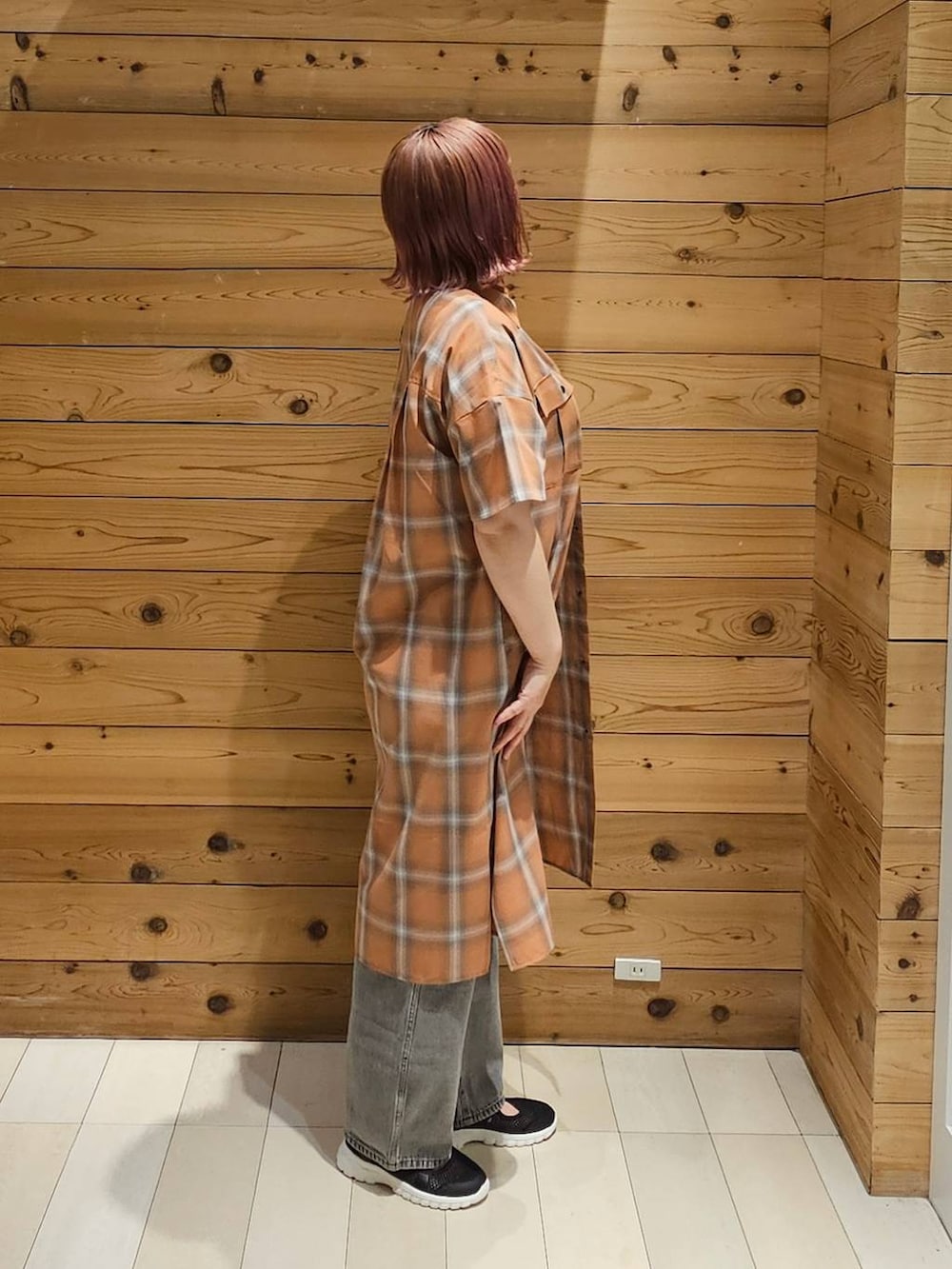 ブラック系のスニーカー、グレー系のデニムパンツ、ホワイト系のTシャツ/カットソーを着用したレディースの夏コーディネートの2枚目の写真