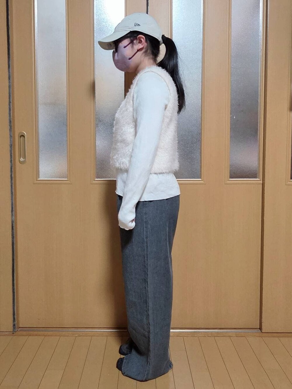 ホワイト系のニット/セーター、ホワイト系のワンピース、ブラック系のつなぎ/オールインワンを着用したキッズの冬コーディネートの2枚目の写真