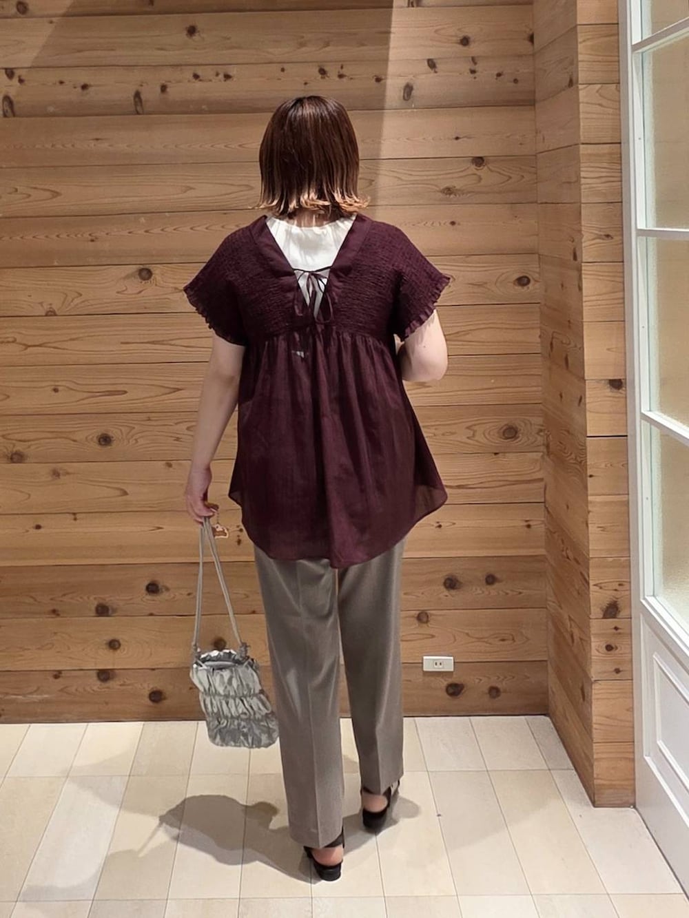 ブラウン系のその他パンツ、ホワイト系のタンクトップ、レッド系のシャツ/ブラウスを着用したレディースの夏コーディネートの3枚目の写真