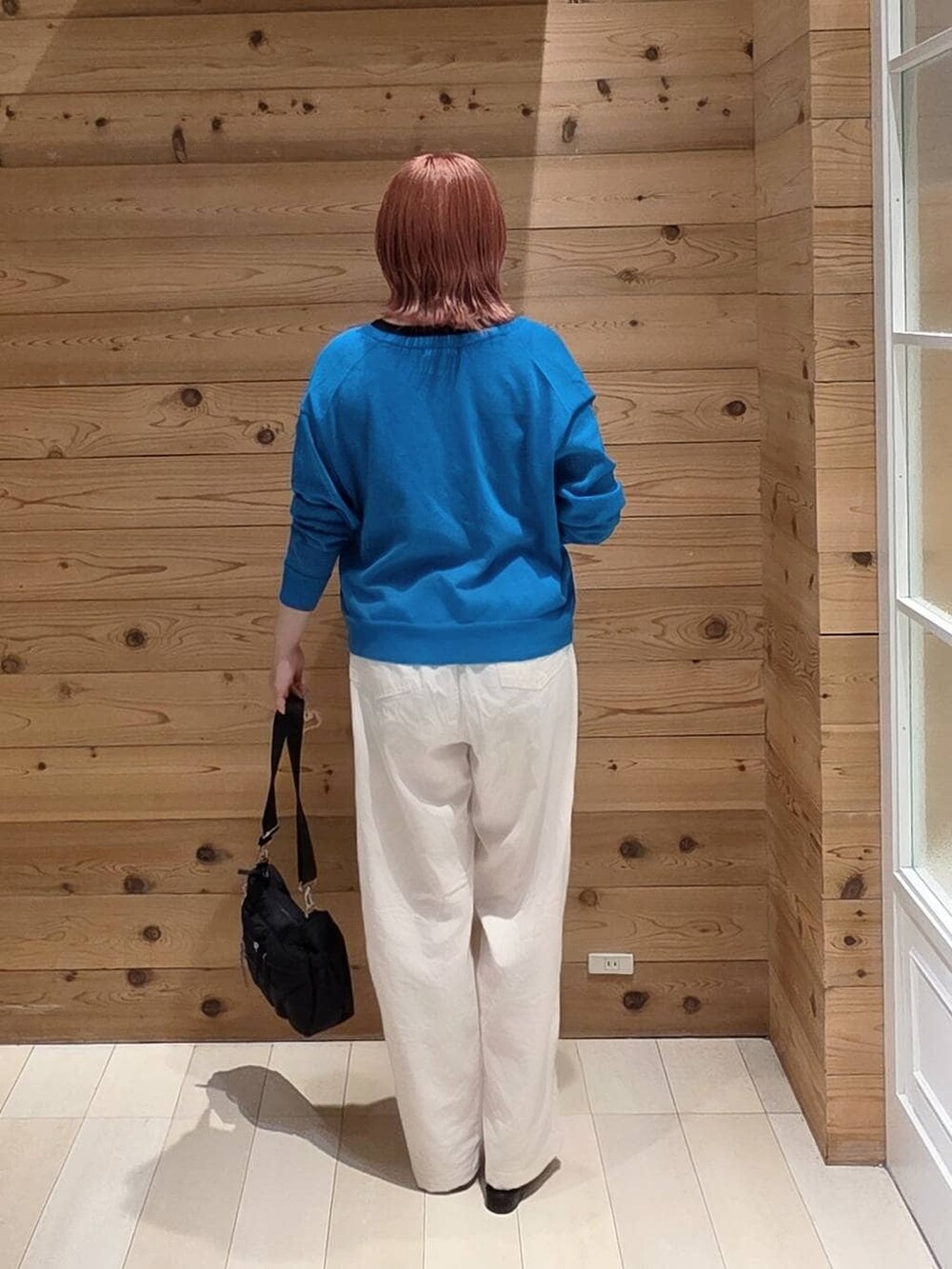 ブラック系のタンクトップ、ベージュ系のその他パンツ、ブルー系のカーディガン/ボレロを着用したレディースの夏コーディネートの3枚目の写真