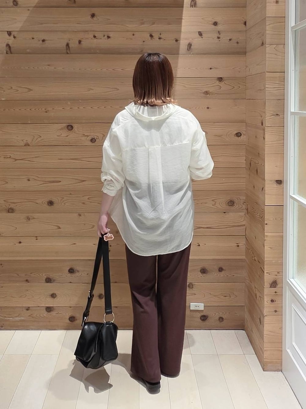 ホワイト系のシャツ/ブラウス、ホワイト系のTシャツ/カットソー、ブラック系のサンダルを着用したレディースの夏コーディネートの3枚目の写真