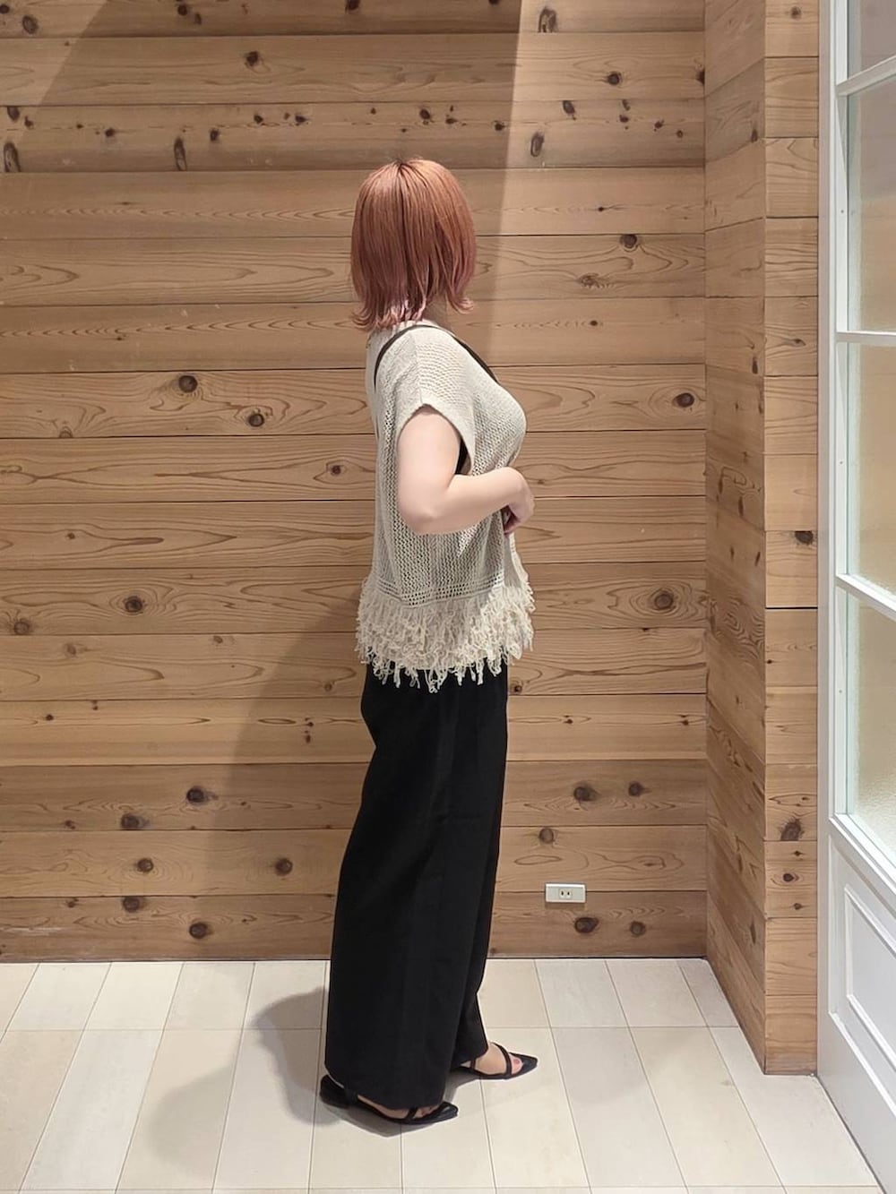 その他のショルダーバッグ、ブラック系のその他パンツ、ブラック系のタンクトップを着用したレディースの夏コーディネートの2枚目の写真
