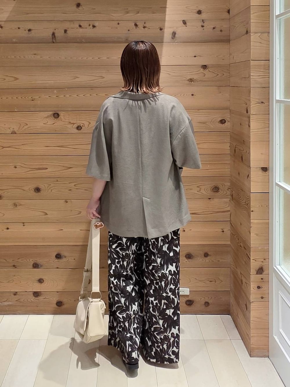 ブラウン系のテーラードジャケット、ベージュ系のその他パンツ、ホワイト系のTシャツ/カットソーを着用したレディースの夏コーディネートの3枚目の写真