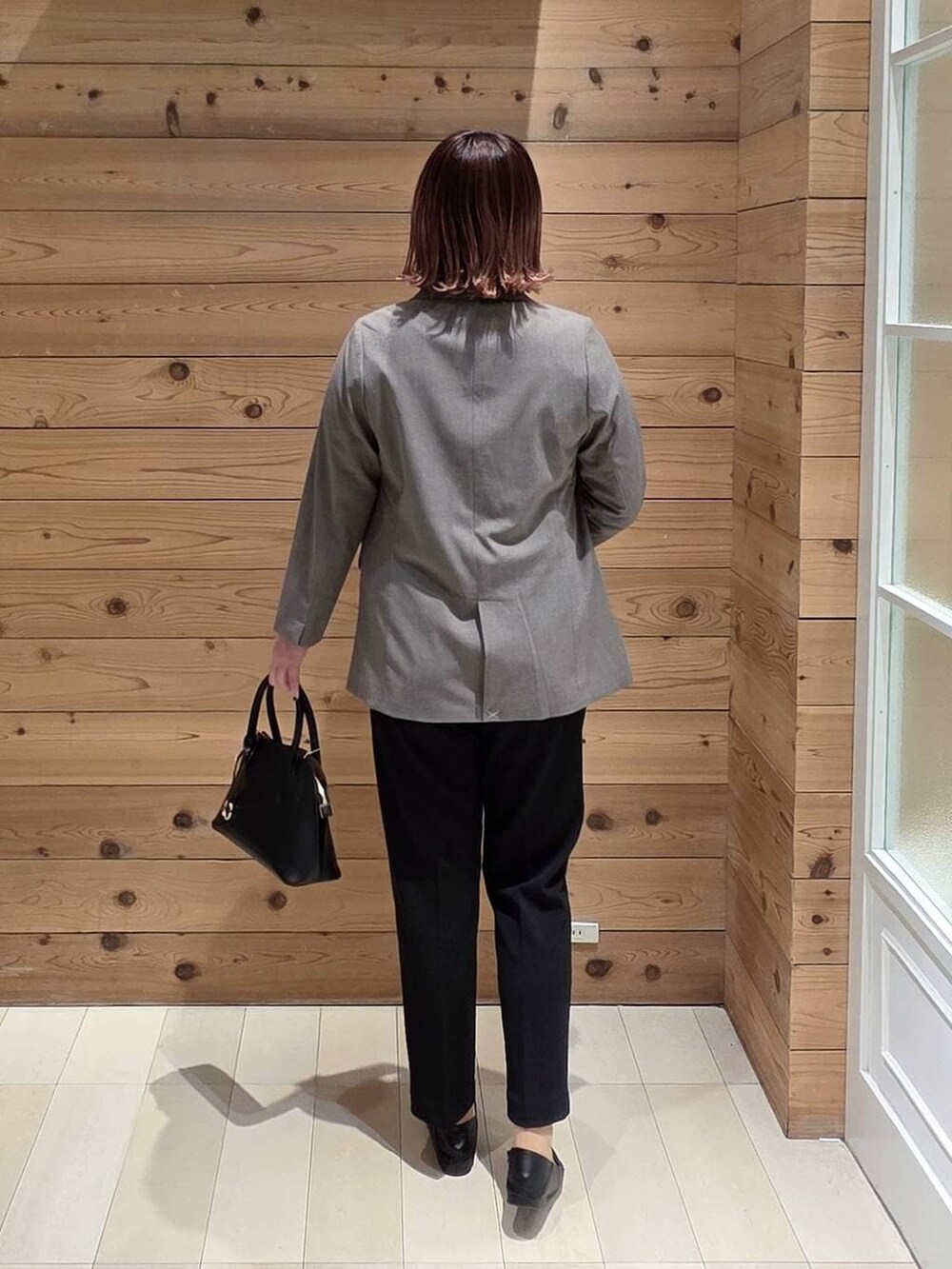 ブラック系のローファー、ブラック系のショルダーバッグ、ホワイト系のシャツ/ブラウスを着用したレディースの冬コーディネートの3枚目の写真