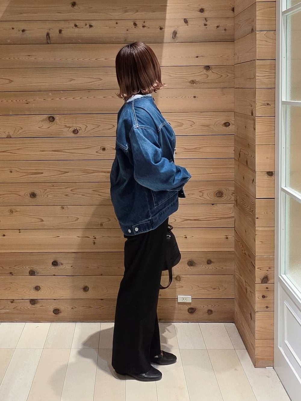 ブラック系のローファー、ブラック系のハンドバッグ、ブラック系のTシャツ/カットソーを着用したレディースの春コーディネートの2枚目の写真