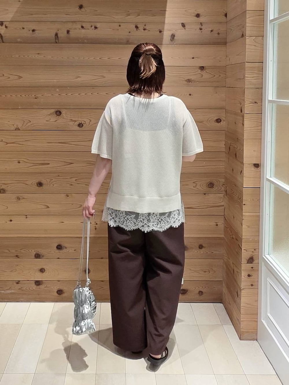 ブラウン系のその他パンツ、ブラック系のタンクトップ、ホワイト系のキャミソールを着用したレディースの夏コーディネートの3枚目の写真