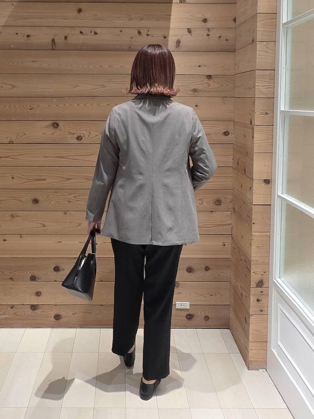 ブラック系のローファー、ブラック系のショルダーバッグ、ブルー系のシャツ/ブラウスを着用したレディースの春コーディネートの3枚目の写真