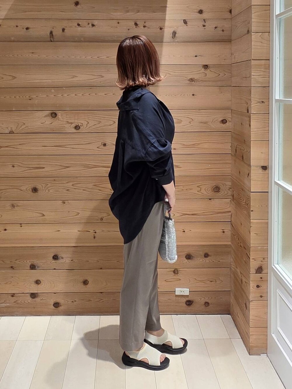 ブルー系のシャツ/ブラウス、ブラウン系のその他パンツ、ブラック系のタンクトップを着用したレディースの春コーディネートの2枚目の写真