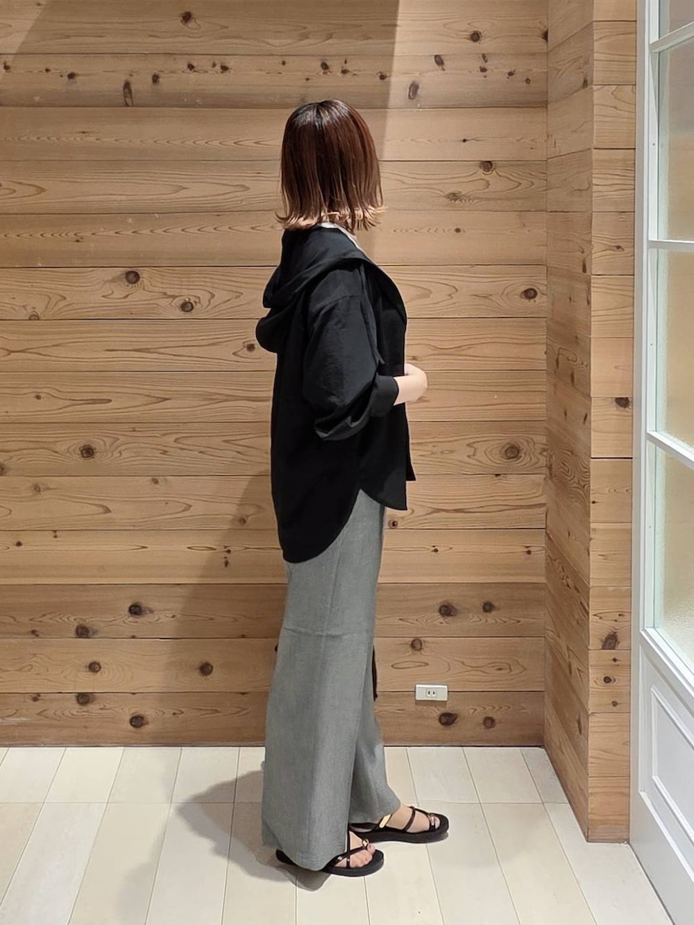 グレー系のその他パンツ、ブラック系のタンクトップ、ブラック系のTシャツ/カットソーを着用したレディースの夏コーディネートの2枚目の写真