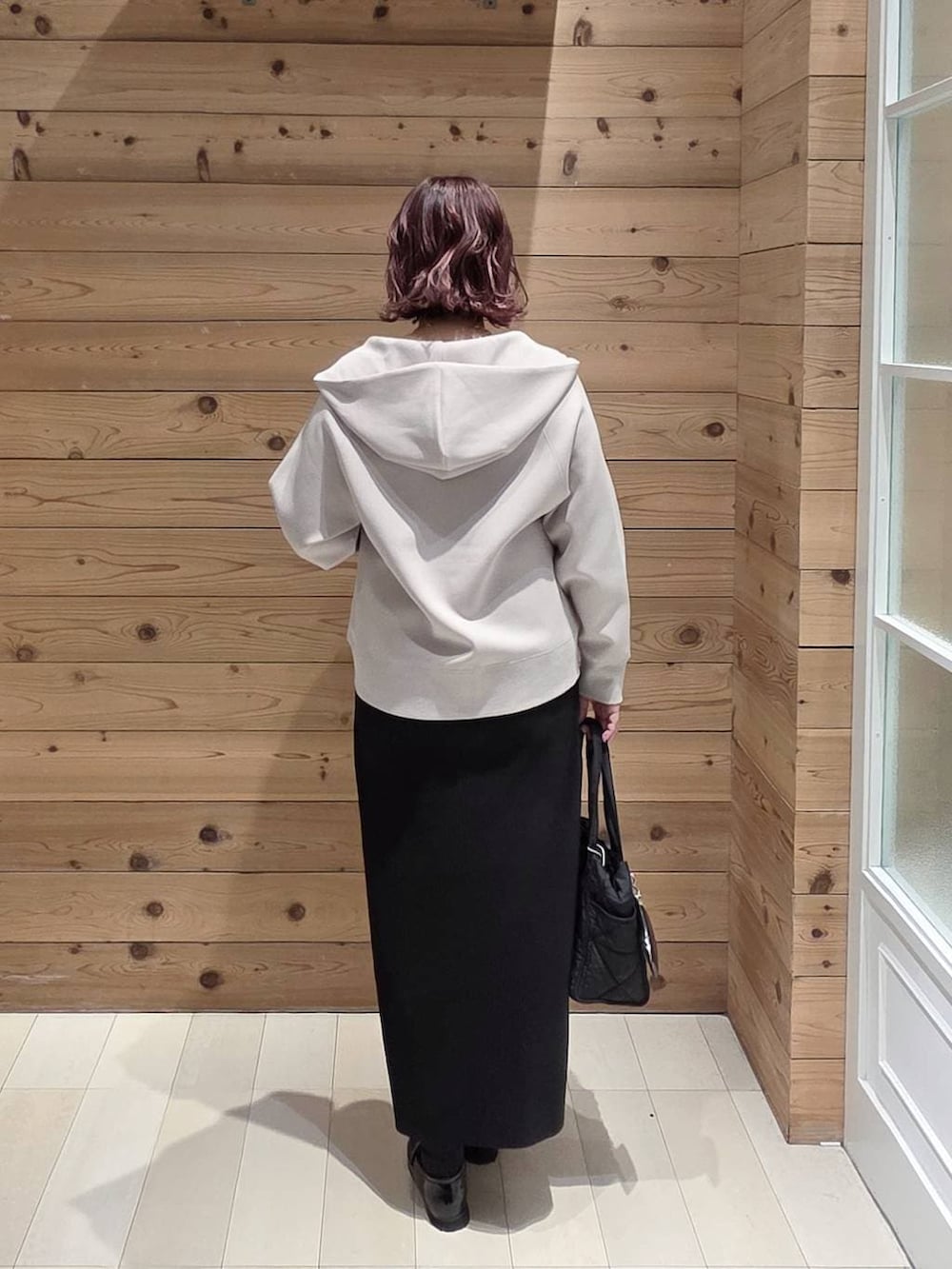 ブラック系のローファー、ブラック系のトートバッグ、ブラック系のTシャツ/カットソーを着用したレディースの冬コーディネートの3枚目の写真