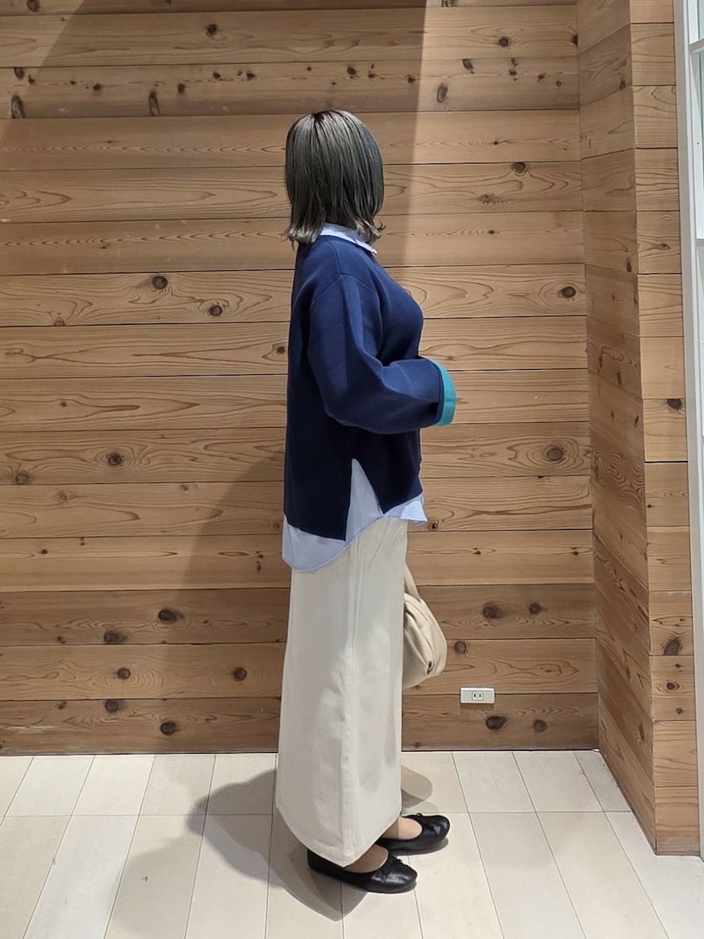 ブラック系のバレエシューズ、ブルー系のシャツ/ブラウス、ブルー系のニット/セーターを着用したレディースの秋コーディネートの2枚目の写真