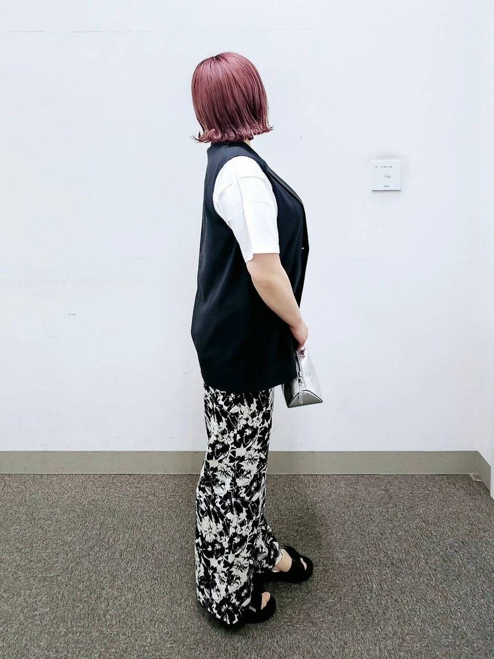 シルバー系のショルダーバッグ、ホワイト系のTシャツ/カットソー、ブラック系のサンダルを着用したレディースの夏コーディネートの2枚目の写真