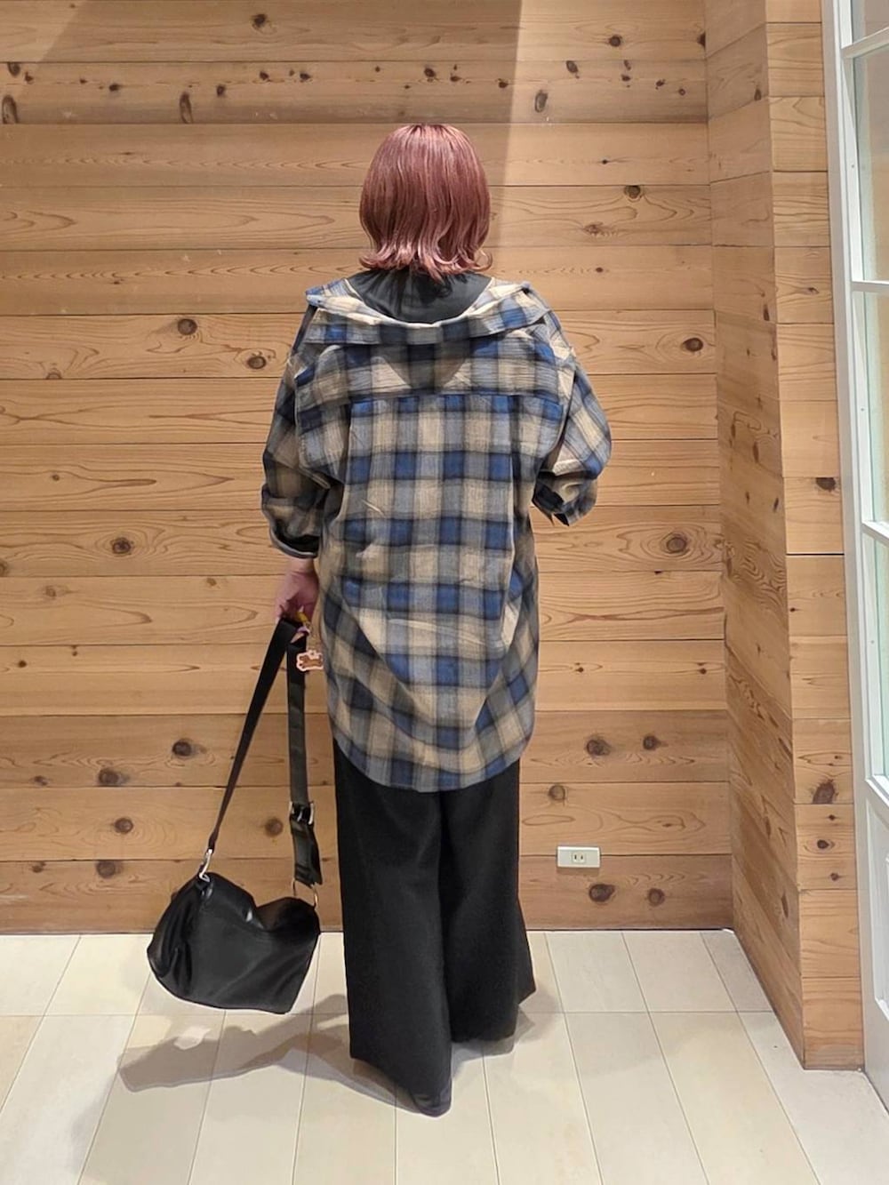 ブラック系のバレエシューズ、グレー系のTシャツ/カットソー、ベージュ系のシャツ/ブラウスを着用したレディースの夏コーディネートの3枚目の写真
