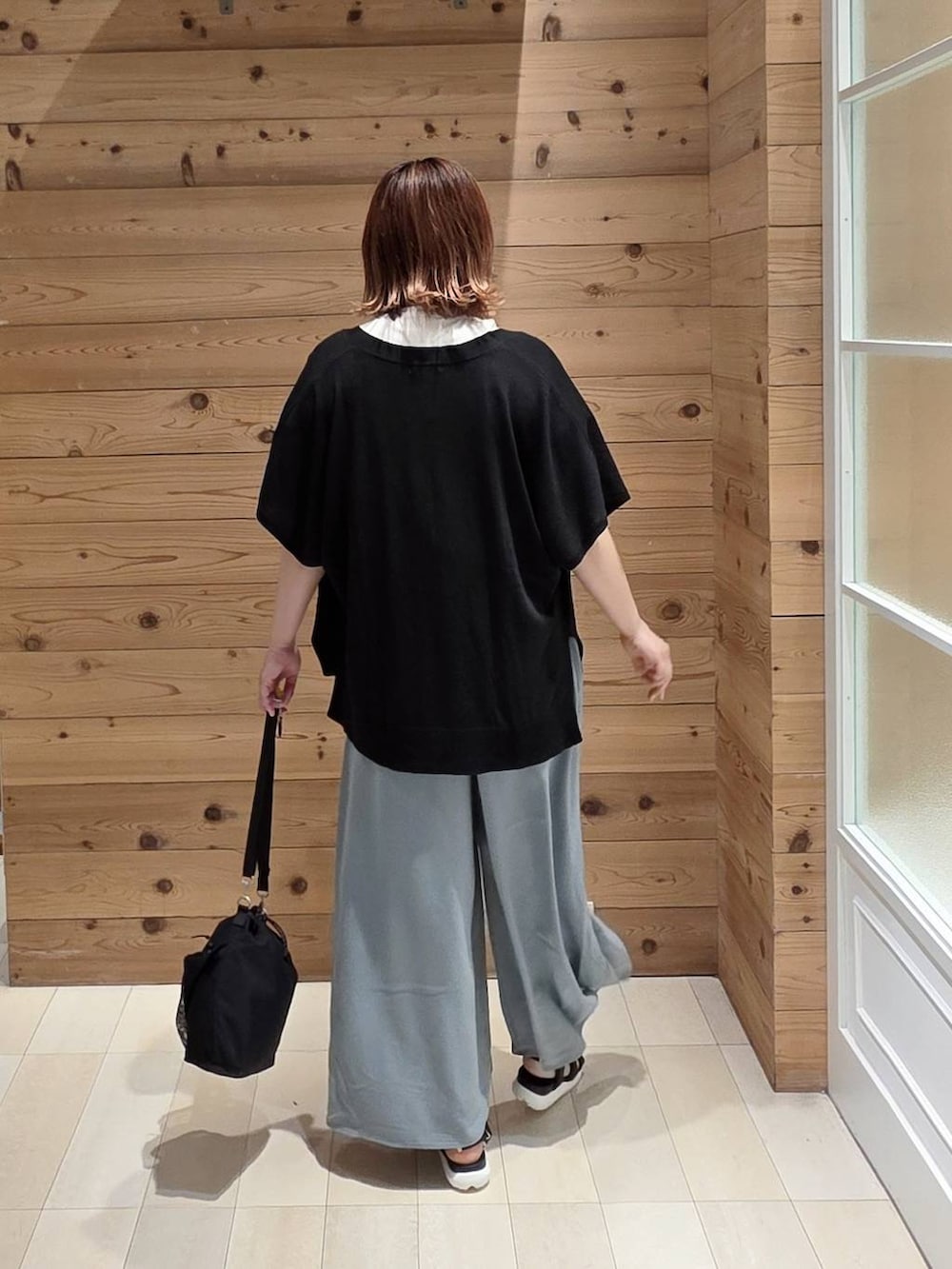 ブラック系のカーディガン/ボレロ、ホワイト系のTシャツ/カットソー、グリーン系のその他パンツを着用したレディースの夏コーディネートの3枚目の写真