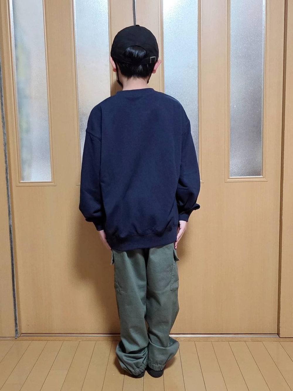 グリーン系のカーゴパンツ、ブルー系のスウェットを着用したキッズの冬コーディネートの3枚目の写真