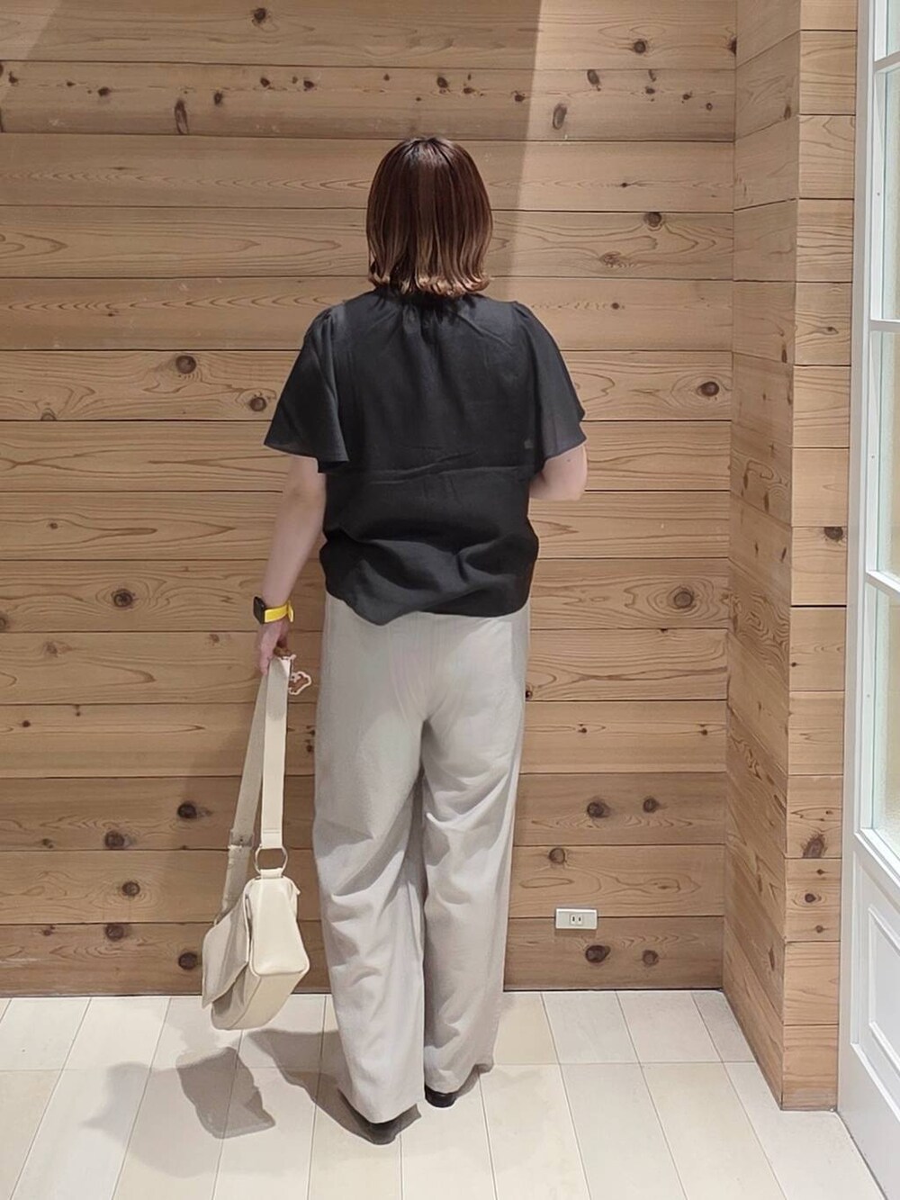 ブラック系のシャツ/ブラウス、ベージュ系のその他パンツ、ホワイト系のタンクトップを着用したレディースの夏コーディネートの3枚目の写真