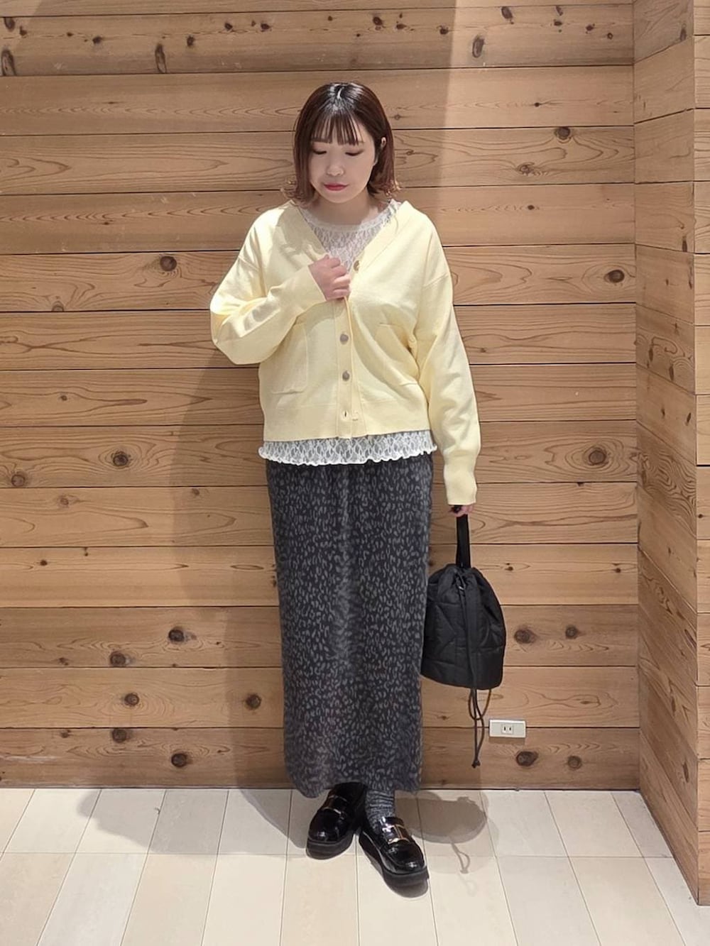 ブラック系のローファー、ブラック系のハンドバッグ、ブラック系のマウンテンパーカーを着用したレディースの春コーディネートの4枚目の写真