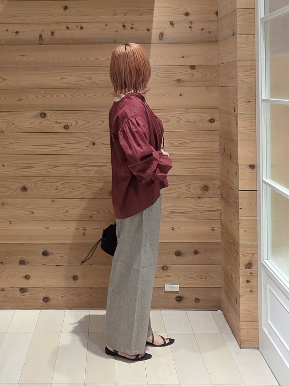 ブラック系のハンドバッグ、レッド系のシャツ/ブラウス、ブラック系のタンクトップを着用したレディースの夏コーディネートの2枚目の写真