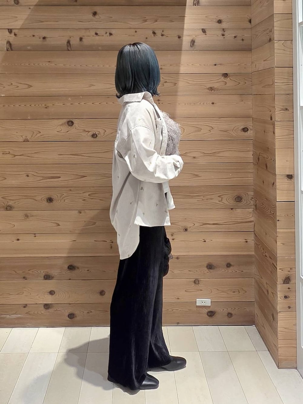 ブラック系のその他パンツ、ブラック系のブーツ、ホワイト系のTシャツ/カットソーを着用したレディースの秋コーディネートの2枚目の写真