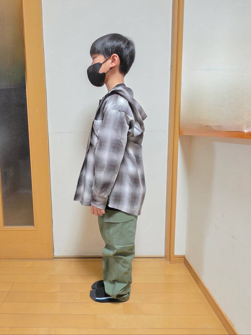 ブラック系のTシャツ/カットソー、グリーン系のカーゴパンツ、ブラウン系のシャツ/ブラウスを着用したキッズの春コーディネートの2枚目の写真