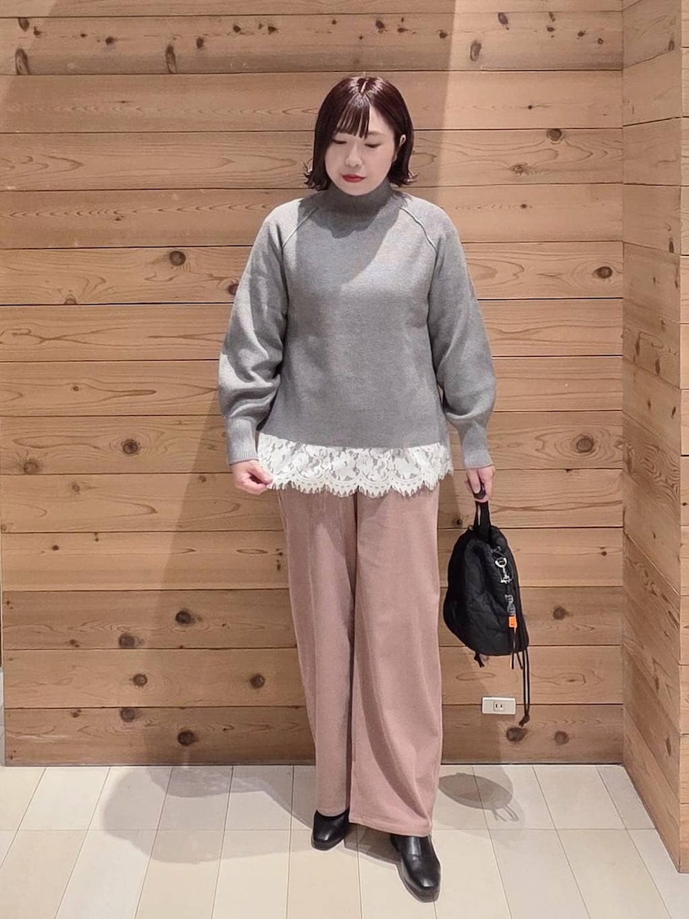 ブラック系のダウンジャケット/コート、ピンク系のその他パンツ、ブラック系のハンドバッグを着用したレディースの冬コーディネートの4枚目の写真