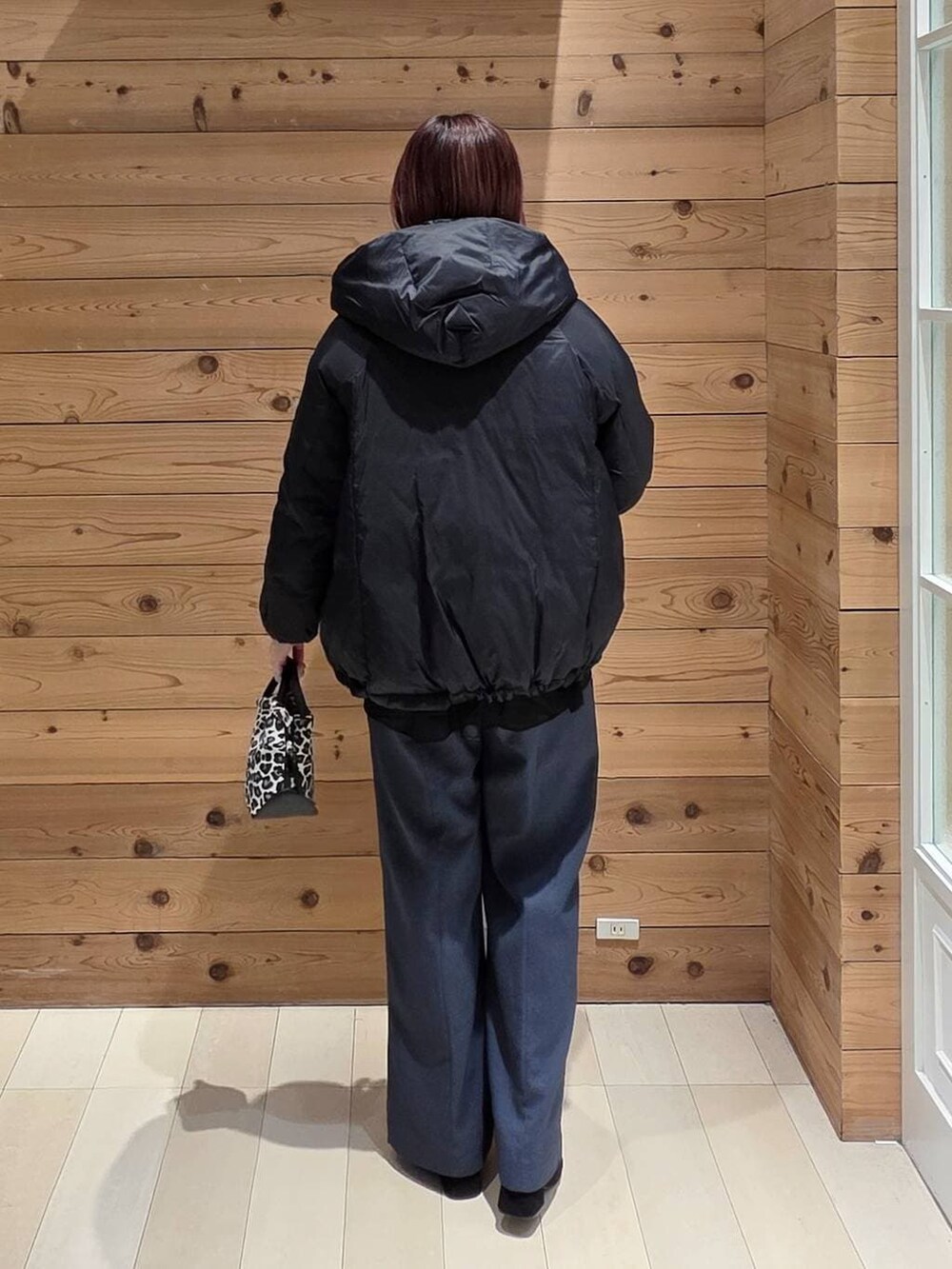 その他のショルダーバッグ、ブルー系のダウンジャケット/コート、ブルー系のその他パンツを着用したレディースの冬コーディネートの3枚目の写真