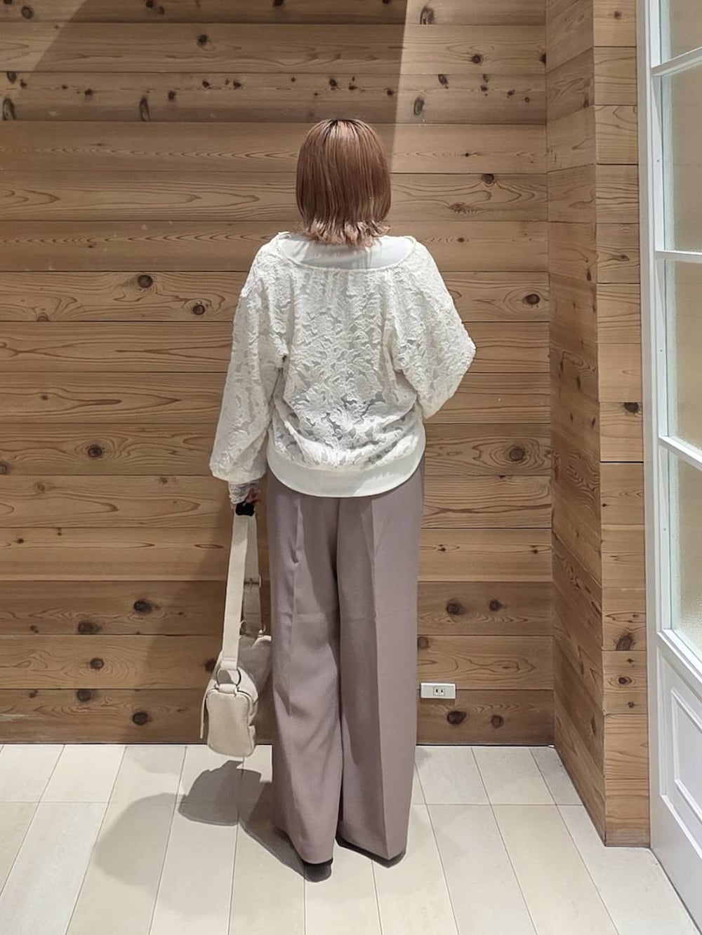 ホワイト系のブルゾン、ベージュ系のその他パンツ、ブラック系のローファーを着用したレディースの秋コーディネートの3枚目の写真