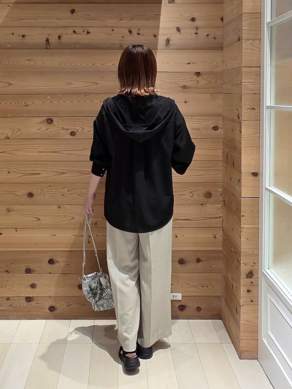 ベージュ系のその他パンツ、ブラック系のタンクトップ、ブラック系のTシャツ/カットソーを着用したレディースの夏コーディネートの3枚目の写真
