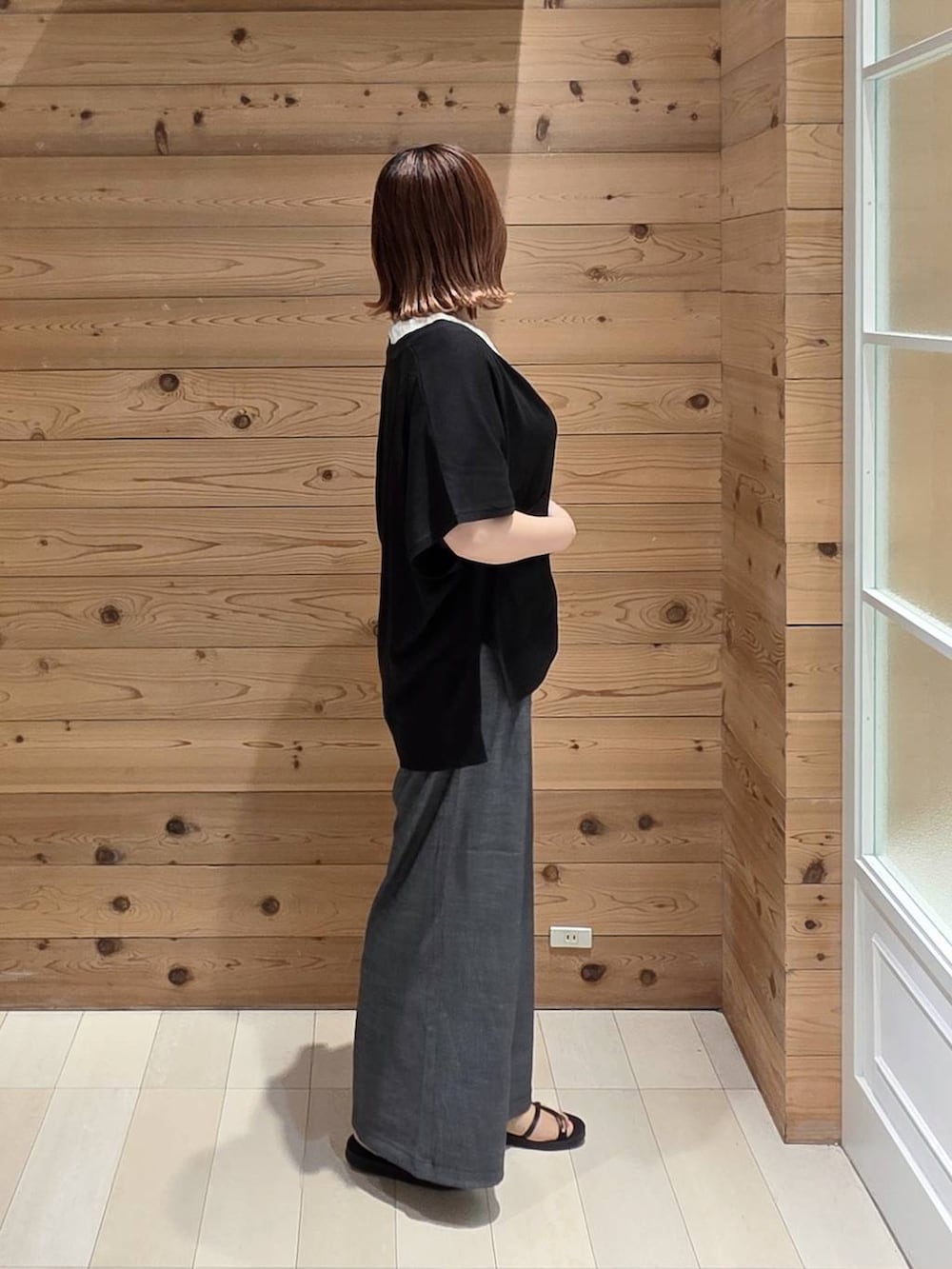 ブラック系のカーディガン/ボレロ、ブラック系のその他パンツ、ホワイト系のタンクトップを着用したレディースの夏コーディネートの2枚目の写真