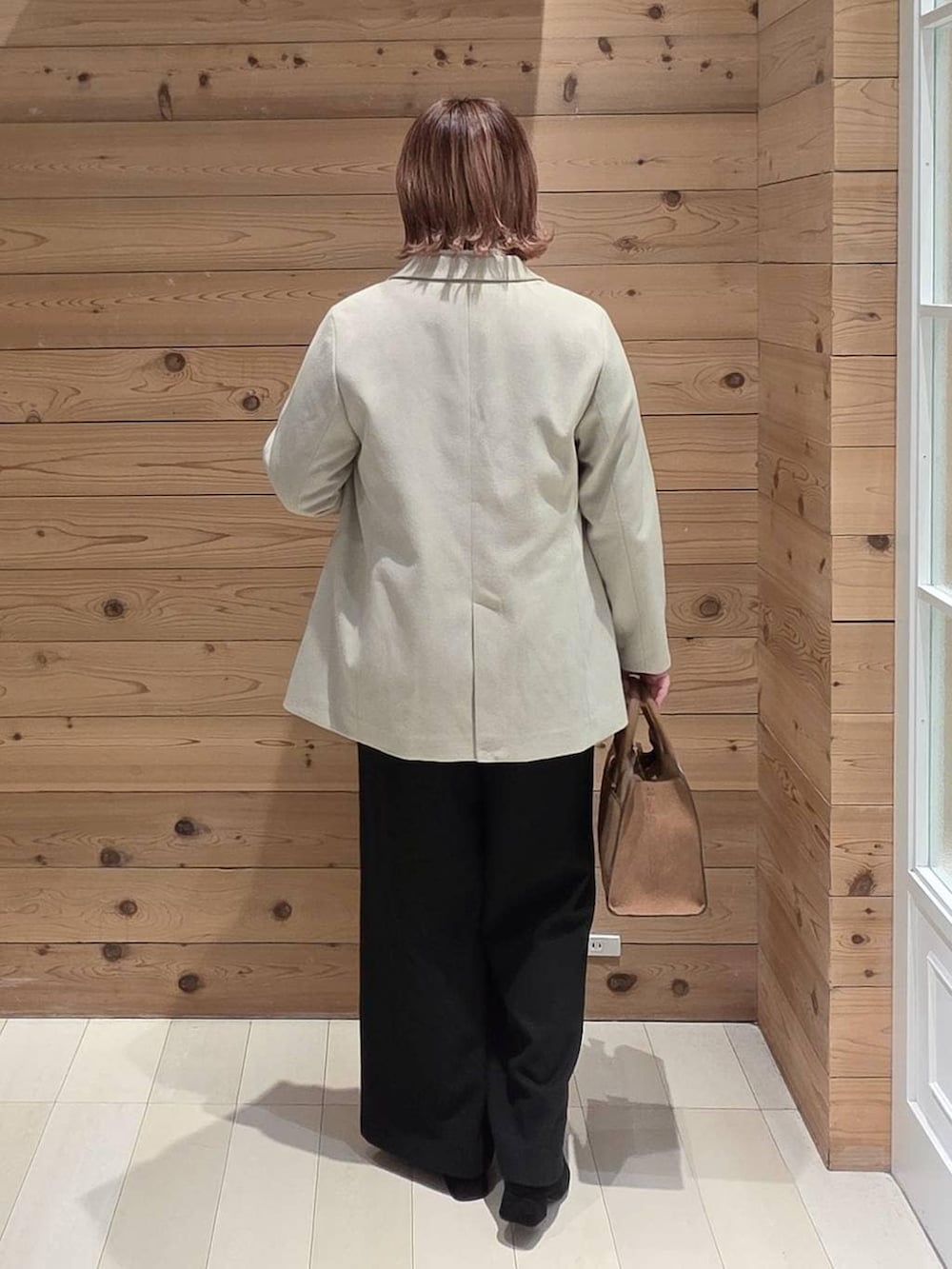 ホワイト系のシャツ/ブラウス、ベージュ系のショルダーバッグ、ブルー系のスウェットを着用したレディースの秋コーディネートの3枚目の写真